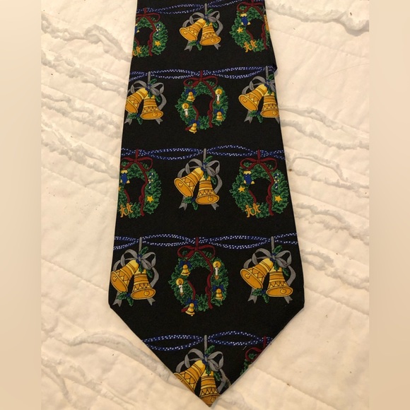 🌺 Christmas Tie by Noel Black with Green Wreaths and Golden Bells - Picture 1 of 2